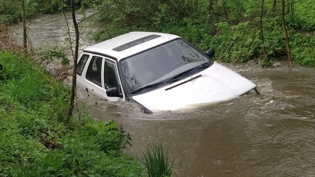 Řidička na Rokycansku chtěla přejet rozvodněný potok, strhl ji proud
